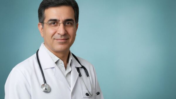 بنر مطب پزشک با نور گرم و لبخند حرفه‌ای