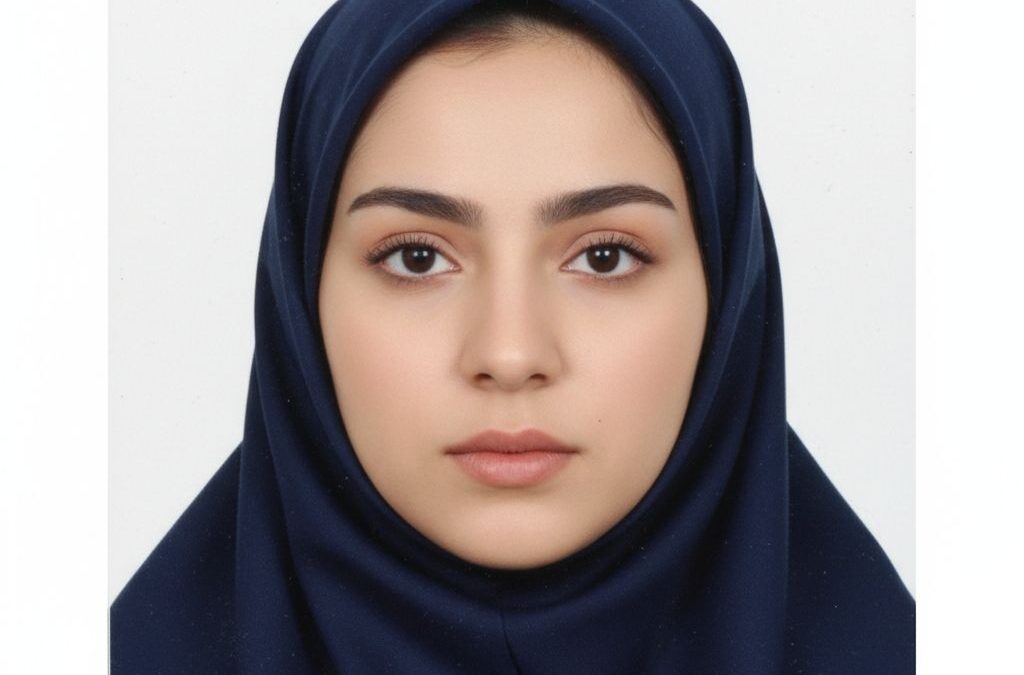عکس ۳x۴ استاندارد ایرانی زن با روسری آبی و پس‌زمینه سفید یک‌دست
