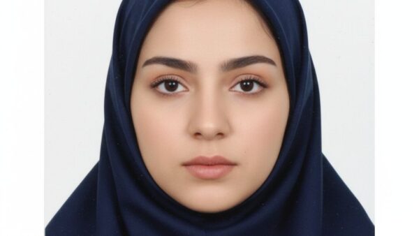 عکس ۳x۴ استاندارد ایرانی زن با روسری آبی و پس‌زمینه سفید یک‌دست